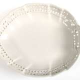 KPM-Blattschale mit durchbrochenem Rand, Kurland, weiß, blaue Zeptermarke, 21x16 cm - Foto 1