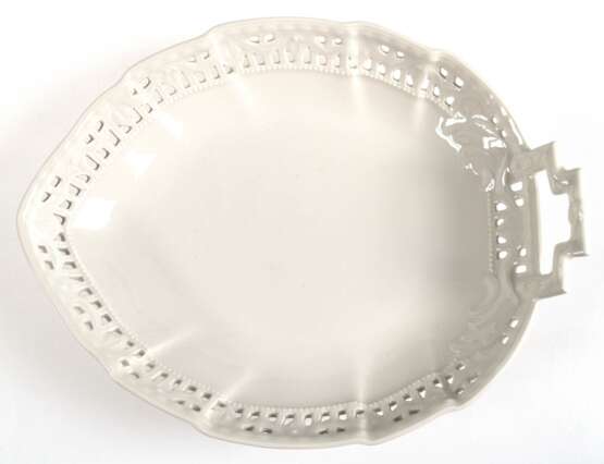 KPM-Blattschale mit durchbrochenem Rand, Kurland, weiß, blaue Zeptermarke, 21x16 cm - Foto 1