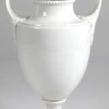 Deckelvase im Empirestil, Fürstenberg, weiß, auf quadratischem Fuß, mit 2 seitl. Handhaben, Pinienzapfen als Deckelbekrönung, H. 34 cm - фото 1