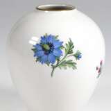 KPM-Vase, Eiform, mit polychromer Blumenmalerei und Goldrand, blaue Zeptermarke und roter Reichsapfel, 1. Wahl, H. 9,5 cm - Foto 1