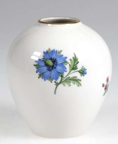 KPM-Vase, Eiform, mit polychromer Blumenmalerei und Goldrand, blaue Zeptermarke und roter Reichsapfel, 1. Wahl, H. 9,5 cm - Foto 1