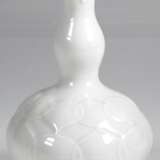 Meissen-Vase "Lotus", weiß, stark gebaucht, blaue Schwertermarke mit Schleifstrich, H. 20 cm - Foto 1