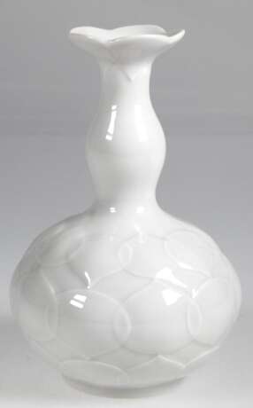 Meissen-Vase "Lotus", weiß, stark gebaucht, blaue Schwertermarke mit Schleifstrich, H. 20 cm - Foto 1