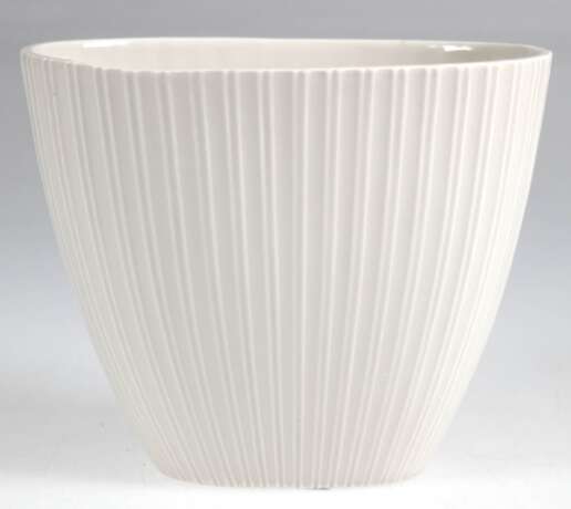 KPM-Vase, weiß, ovaler Querschnitt, Reliefdekor mit vertikalen Doppellinien, blaue Zeptermarke mit Schleifstrich und S für Auslieferungswerk Selb, H. 12,5 cm - Foto 1 KPM-Vase, weiß, ovaler Querschnitt, Reliefdekor mit vertikalen Doppellinien, blaue Zeptermarke mit Schleifstrich und S für Auslieferungswerk Selb, H. 12,5 cm - Foto 1