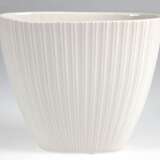 KPM-Vase, weiß, ovaler Querschnitt, Reliefdekor mit vertikalen Doppellinien, blaue Zeptermarke mit Schleifstrich und S für Auslieferungswerk Selb, H. 12,5 cm - Foto 1