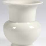 KPM-Vase "Fidibus", seladon, blaue Zeptermarke, 1. Wahl, min. Chip am Standring, H. 10 cm - Foto 1