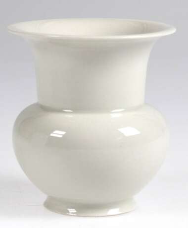 KPM-Vase "Fidibus", seladon, blaue Zeptermarke, 1. Wahl, min. Chip am Standring, H. 10 cm - Foto 1