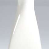 KPM-Kännchen, weiß, vierkantiger gebauchter Korpus mit Ausguß, blaue Zeptermarke mit Schleifstrich, H. 18,5 cm - Foto 1