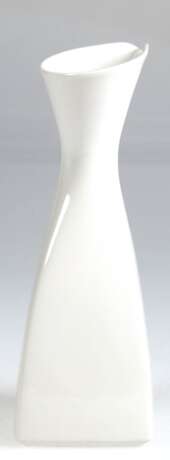 KPM-Kännchen, weiß, vierkantiger gebauchter Korpus mit Ausguß, blaue Zeptermarke mit Schleifstrich, H. 18,5 cm - Foto 1