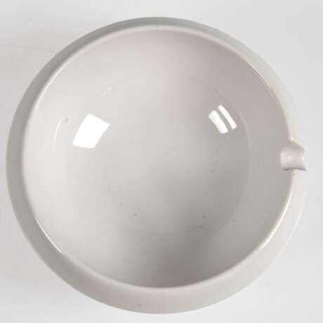 KPM-Aschenbecher mit 1 Ablage, rund, weiß, blaue Zeptermarke mit Schleifstrich, Dm. 9 cm - Foto 1