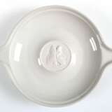 KPM-Aschenbecher mit 2 Ablagen, rund, weiß, mittig Medaillon aus Biskuitporzellan mit 2 Gesichtern, blaue Zeptermarke mit Schleifstrich, Dm. 12 cm - Foto 1