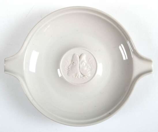 KPM-Aschenbecher mit 2 Ablagen, rund, weiß, mittig Medaillon aus Biskuitporzellan mit 2 Gesichtern, blaue Zeptermarke mit Schleifstrich, Dm. 12 cm - Foto 1 KPM-Aschenbecher mit 2 Ablagen, rund, weiß, mittig Medaillon aus Biskuitporzellan mit 2 Gesichtern, blaue Zeptermarke mit Schleifstrich, Dm. 12 cm - Foto 1