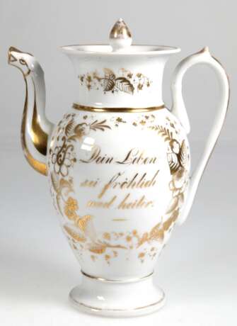 Kaffeekanne im Biedermeierstil, beidseitig Sprüche, Golddekor, berieben, Schließnasen des Deckels fehlen, H. 24 cm - Foto 1