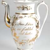 Kaffeekanne im Biedermeierstil, beidseitig Sprüche, Golddekor, berieben, Schließnasen des Deckels fehlen, H. 24 cm - Foto 1