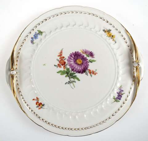 Meissen-Anbietplatte, Pfeifferzeit 1924-34, rund, mit plastischen Handhaben, Blumenmalerei und Golddekor z.T. berieben, Reliefdekor, Schwertermarke mit 2 Schleifstrichen, Dm. 32 cm - Foto 1 Meissen-Anbietplatte, Pfeifferzeit 1924-34, rund, mit plastischen Handhaben, Blumenmalerei und Golddekor z.T. berieben, Reliefdekor, Schwertermarke mit 2 Schleifstrichen, Dm. 32 cm - Foto 1