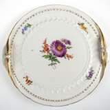 Meissen-Anbietplatte, Pfeifferzeit 1924-34, rund, mit plastischen Handhaben, Blumenmalerei und Golddekor z.T. berieben, Reliefdekor, Schwertermarke mit 2 Schleifstrichen, Dm. 32 cm - Foto 1