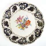 Meissen-Prunkteller, rund, reliefierter Rand mit goldstaffiertem Floral- und Akanthusblattdekor, im Spiegel Buntes Blumenbukett, blaue Schwertermarke, 1. Wahl, Dm. 29 cm - фото 1