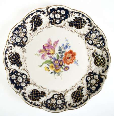 Meissen-Prunkteller, rund, reliefierter Rand mit goldstaffiertem Floral- und Akanthusblattdekor, im Spiegel Buntes Blumenbukett, blaue Schwertermarke, 1. Wahl, Dm. 29 cm - фото 1