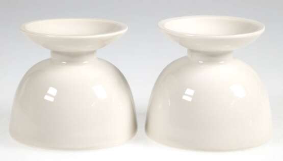 2 KPM-Kerzenleuchter, weiß, Entwurf Trude Petri, blaue Zeptermarke, H. 7 cm - фото 1