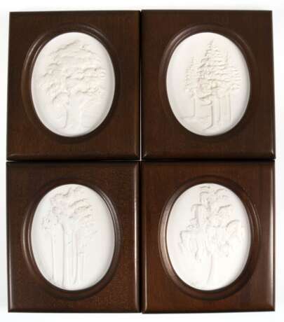 4 Meissen-Plaketten mit Baum-Reliefs, Tanne, Birke, Eiche und Kiefer, Biskuitporzellan, weiß, blaue Schwertermarke, 1. Wahl, bez. "Meissen Club Edition limitierte Auflage", je 10x12,5 cm, im Holzrahmen, ges. 15… - фото 1