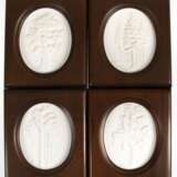 4 Meissen-Plaketten mit Baum-Reliefs, Tanne, Birke, Eiche und Kiefer, Biskuitporzellan, weiß, blaue Schwertermarke, 1. Wahl, bez. "Meissen Club Edition limitierte Auflage", je 10x12,5 cm, im Holzrahmen, ges. 15… - фото 1
