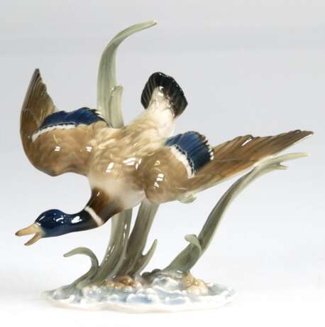 Figur "Flugente", Lorenz Hutschenreuther AG, Selb, polychrom bemalt, Entwurf Hans Achtziger, Blattspitze repariert, H. 11,5 cm - Foto 1