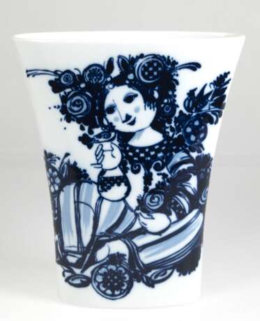 Große Vase mit figürlichem Blaudekor, Rosenthal studio-linie, Entwurf Björn Wiinblad, ausgestellter Korpus mit ovalem Querschnitt, H. 32 cm - фото 1 Große Vase mit figürlichem Blaudekor, Rosenthal studio-linie, Entwurf Björn Wiinblad, ausgestellter Korpus mit ovalem Querschnitt, H. 32 cm - фото 1