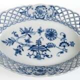 Henkelschale, oval, Zwiebelmuster, Stadt Meißen, durchbrochen, L. 24 cm - фото 1