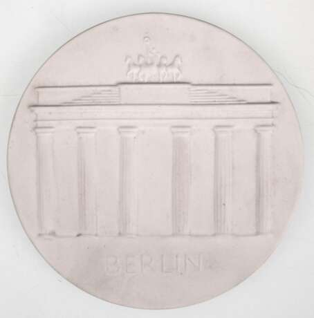KPM-Plakette "Brandenburger Tor", rund, Biskuitporzellan, Dm. 8 cm - фото 1