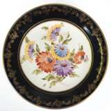 Zierteller, Weimar Porzellan, Made in GDR, mit Zusatz "Goebel Handgemalt", kobaltblaue Fahne mit reichem Golddekor, im Spiegel polychrome Blumenmalerei, Dm. 28,5 cm - фото 1