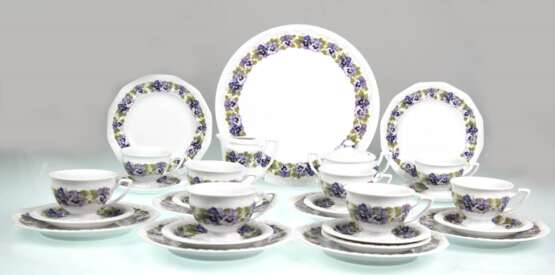 Restkaffeeservice, Rosenthal, Maria Veilchen, dabei Zuckerdose, Sahnekännchen, 8 Kaffeetassen, 9 Untertassen, 8 Kuchenteller und Kuchenplatte - фото 1 Restkaffeeservice, Rosenthal, Maria Veilchen, dabei Zuckerdose, Sahnekännchen, 8 Kaffeetassen, 9 Untertassen, 8 Kuchenteller und Kuchenplatte - фото 1