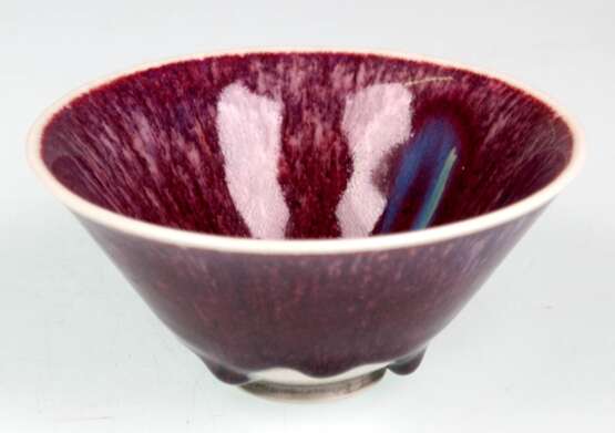 Keramikschälchen mit ochsenblutroter Glasur und weißem Rand, H. 5,5 cm, Dm. 12 cm - фото 1