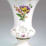 Meissen-Prunkvase, kannelierte Wandung mit gewelltem Goldrand, Bunte Blume 2 und Golddekor, verschraubter Fuß mit Goldrand, 1. Wahl, H. 24,5 cm - фото 1
