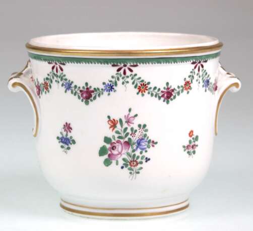 Übertopf, Potschappel, mit Blumenmalerei, signiert, Gebrauchspuren, H. 12 cm, Innen-Dm. 12,5 cm - фото 1