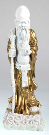 Figur "Shou Lao- chinesische Gottheit der Langlebigkeit", China, Porzellan in Weiß und Gold, auf einem quadratischen Sockel, der die Wolken darstellt, H. 48 cm - фото 1 Figur "Shou Lao- chinesische Gottheit der Langlebigkeit", China, Porzellan in Weiß und Gold, auf einem quadratischen Sockel, der die Wolken darstellt, H. 48 cm - фото 1