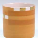 KPM-Becher, geometrischer Dekor in Orange und Gold, blaue Zeptermarke und roter Reichsapfel, H. 7 cm - фото 1