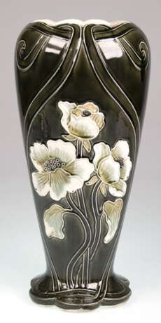 Vase, Keramik, dunkelgrün glasiert, mit floralem Dekor, H. 37,5 cm - фото 1