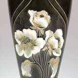 Vase, Keramik, dunkelgrün glasiert, mit floralem Dekor, H. 37,5 cm - фото 1