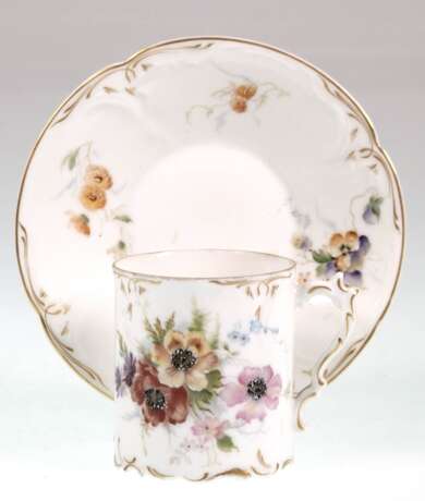 Jugendstil-Tasse mit UT, Rosenthal Sanssouci, um 1900, mit Blumendekor und Goldstaffage - фото 1
