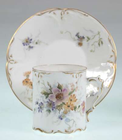 Jugendstil-Tasse mit UT, Rosenthal Sanssouci, um 1900, mit Blumendekor und Goldstaffage - фото 1