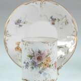 Jugendstil-Tasse mit UT, Rosenthal Sanssouci, um 1900, mit Blumendekor und Goldstaffage - фото 1