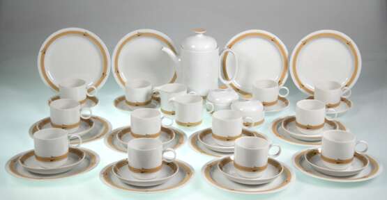 Kaffeeservice für 12 Personen "Duo Indian Rice", Rosenthal studio-linie, 41-teilig, bestehend aus Kaffeekanne, 2 Zuckerdosen, 2 Sahnekännchen, 12 Kaffeetassen mit UT und 12 Kuchentellern - фото 1 Kaffeeservice für 12 Personen "Duo Indian Rice", Rosenthal studio-linie, 41-teilig, bestehend aus Kaffeekanne, 2 Zuckerdosen, 2 Sahnekännchen, 12 Kaffeetassen mit UT und 12 Kuchentellern - фото 1