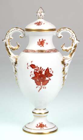 Herend-Deckelvase, Apponyi korallenrot mit Golddekor, 2 seitliche Henkel, H. 26 cm - фото 1