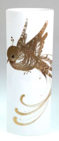Vase, Fürstenberg, West-Germany, gedrückter zylindrischer Korpus beidseitig mit goldfarbenem Vogelmotiv, H. 32,5 cm - фото 1 Vase, Fürstenberg, West-Germany, gedrückter zylindrischer Korpus beidseitig mit goldfarbenem Vogelmotiv, H. 32,5 cm - фото 1