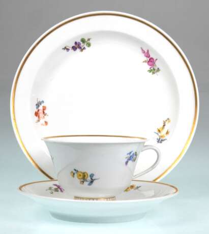 Meißen-Gedeck, Streublume mit Goldrändern, Schwertermarke 1924-34, 1. Wahl - photo 1 Meißen-Gedeck, Streublume mit Goldrändern, Schwertermarke 1924-34, 1. Wahl - photo 1