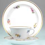 Meißen-Gedeck, Streublume mit Goldrändern, Schwertermarke 1924-34, 1. Wahl - photo 1