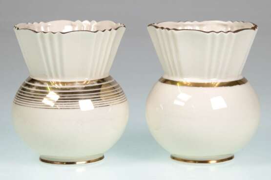 2 Art-Deco-Vasen, Kahla, mit Golddekor, H. 12,5 cm - photo 1 2 Art-Deco-Vasen, Kahla, mit Golddekor, H. 12,5 cm - photo 1