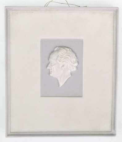 Fürstenberg-Plakette "Goethe", rechteckig, Biskuitporzellan, Ecke best., 10,7x9,2 cm - photo 1 Fürstenberg-Plakette "Goethe", rechteckig, Biskuitporzellan, Ecke best., 10,7x9,2 cm - photo 1