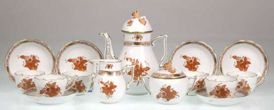 Herend-Mokkaservice für 6 Personen, Apponyi korallenrot mit Golddekor, bestehend aus Mokka-Kernstück und 6 Tassen mit UT - фото 1 Herend-Mokkaservice für 6 Personen, Apponyi korallenrot mit Golddekor, bestehend aus Mokka-Kernstück und 6 Tassen mit UT - фото 1