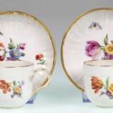 2 KPM-Mokkatassen mit UT, Neuosier, mit polychromer Blumenmalerei und Goldrand, 1x Rand best. - Foto 1